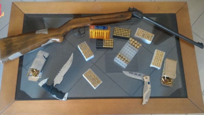 nasconde un piccolo arsenale in casa denunciato 65enne
