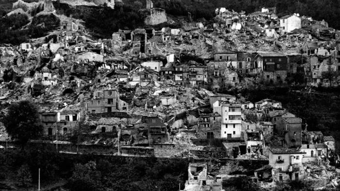 terremoto 1980 la lapide senza foto del bimbo morto a laviano