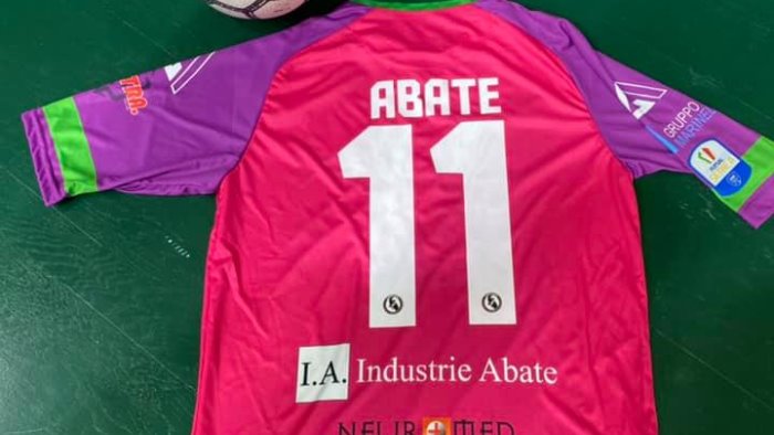 sandro abate il gesto del capitano per ricordare maradona