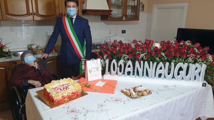 rose e medaglia per la nonna piu longeva di puglianello