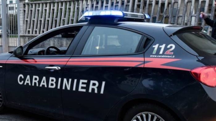 carabinieri spingono l auto in panne 18enne li filma in video