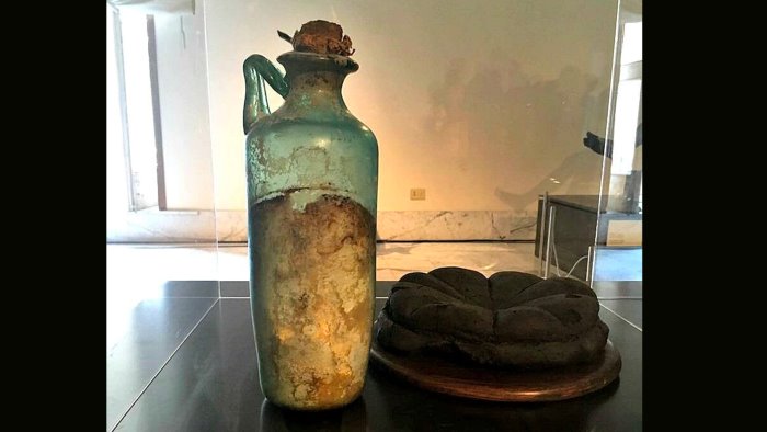 la bottiglia d olio piu antica del mondo al mann di napoli
