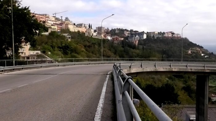 ariano tenta di lanciarsi dal ponte salvata in extremis
