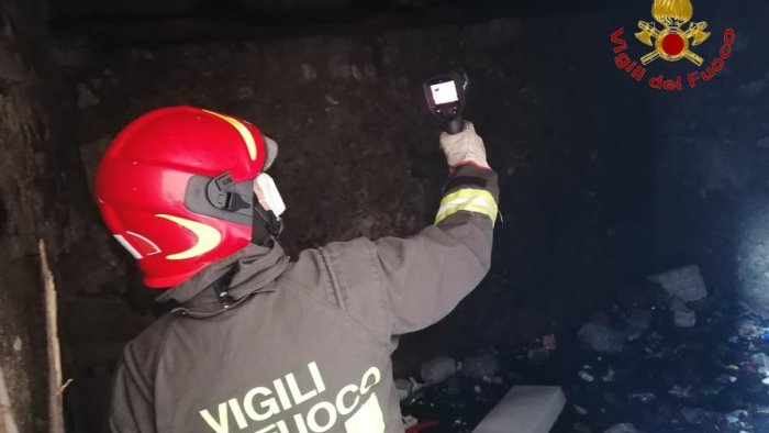 fiamme all interno di uno scantinato a mercogliano