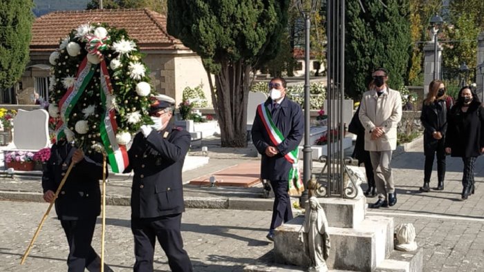 deposta corona di fiori al cimitero cittadino