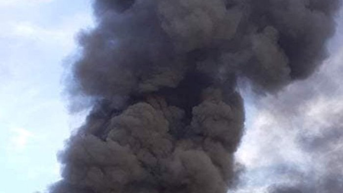 arzano colpita dalle fiamme un azienda nube nera visibile ad enorme distanza