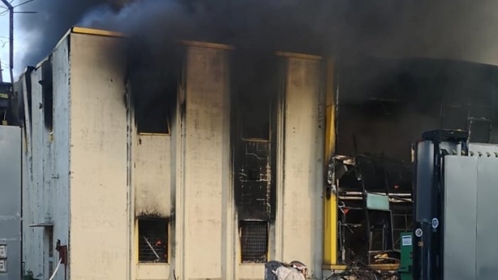 incendio arzano veleni nell aria l arpac attiva il laboratorio mobile