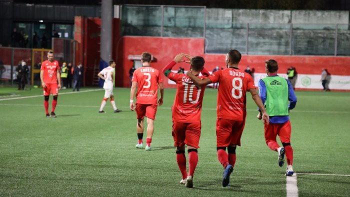 giannone s inventa un gol pazzesco turris catanzaro 1 0 avellino sorpassato