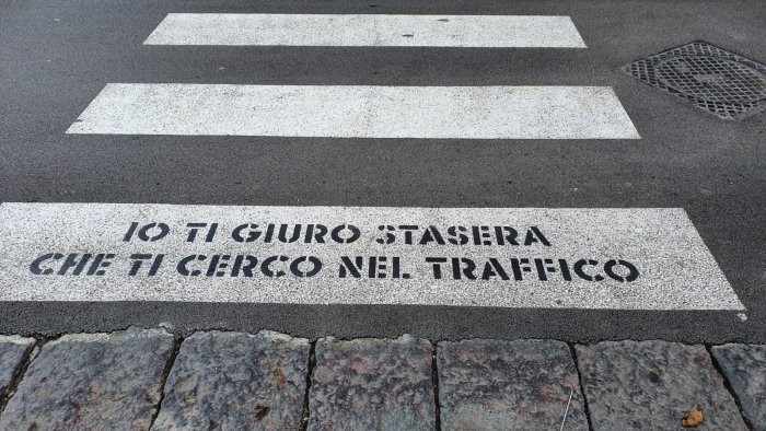 messaggi di gentilezza nelle strisce pedonali il buongiorno di nocera inferiore