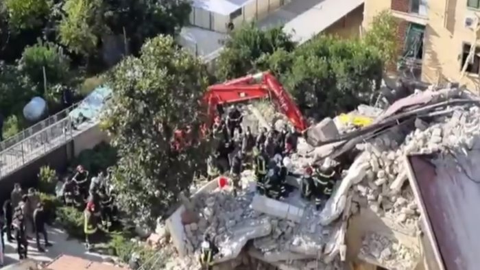 caserta crolla edificio a cancello donna ancora viva sotto le macerie