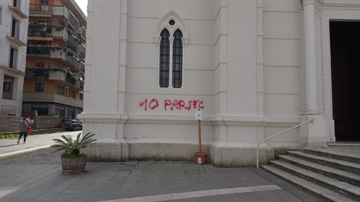 avellino scritte sulla facciata della chiesa del rosario e caccia ai vandali