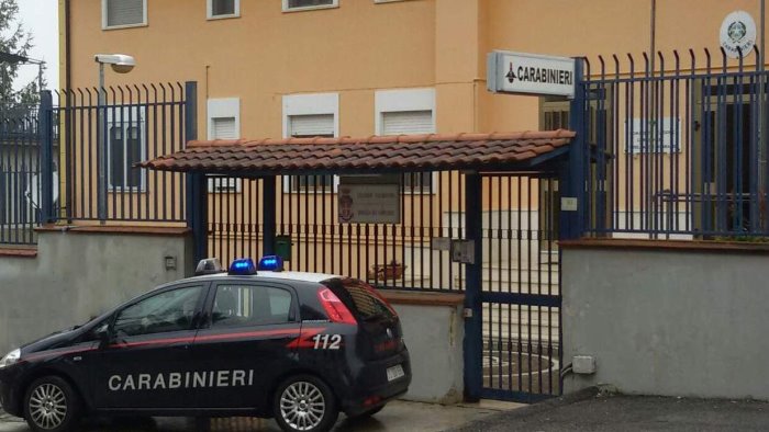 ruba una fiat panda ma si schianta contro un muro 50enne preso e denunciato