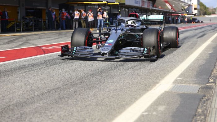 hamilton conquista la pole position al gp del qatar