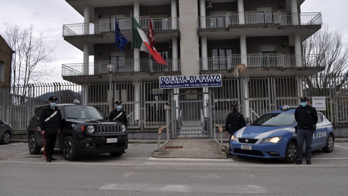 beccati sul tetto di un hotel cercano di fuggire arrestati
