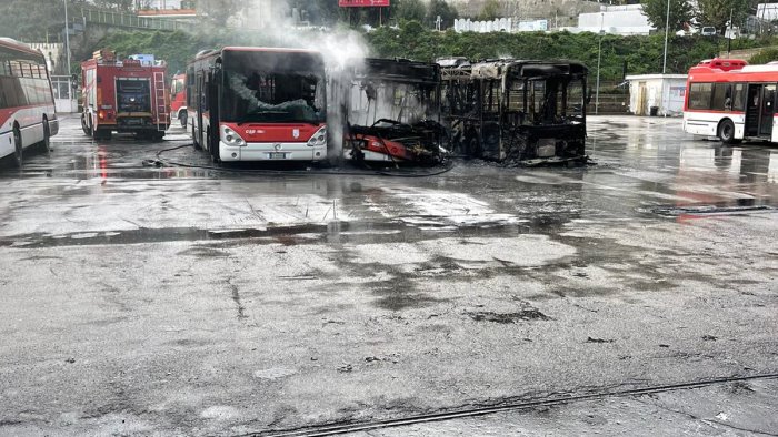 pozzuoli in fiamme deposito mezzi ctp incendio partito da un bus guasto