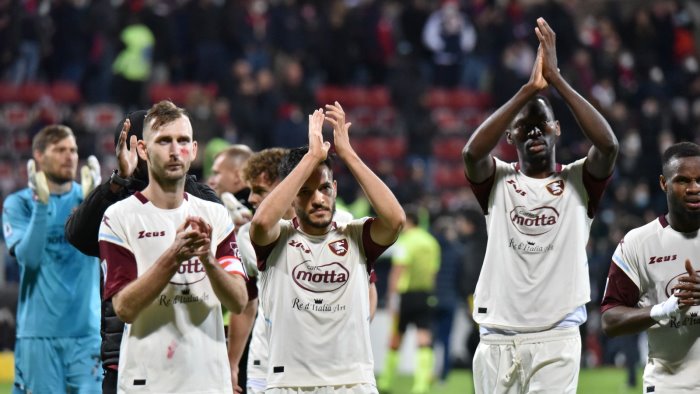 cagliari salernitana 1 1 bonazzoli al 90 tiene in vita il cavalluccio marino