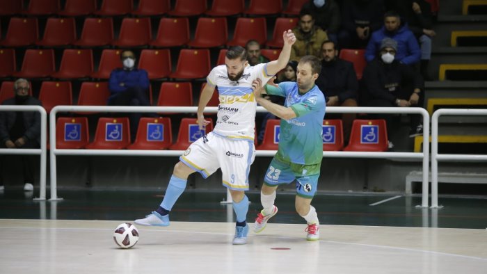 sandro abate in crisi napoli cala il poker al paladelmauro 2 4