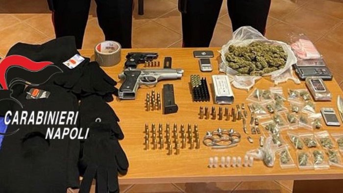 droga e armi i carabinieri arrestano madre e figlio
