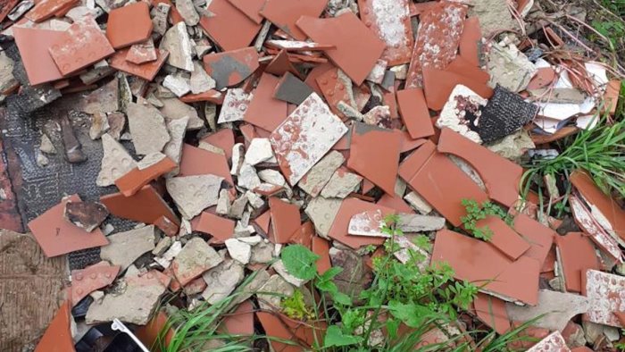 degrado a sarno scoperti in strada rifiuti di ogni genere