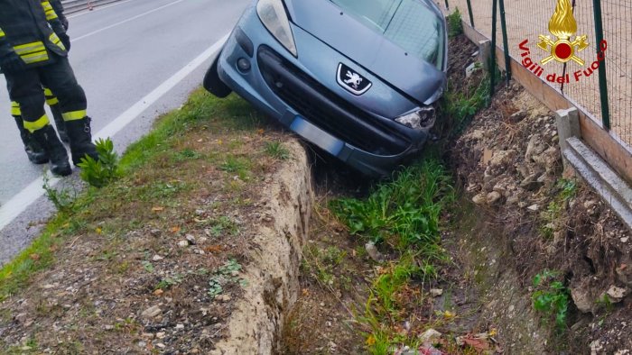 sbanda e finisce nella cunetta con l auto paura a pratola serra