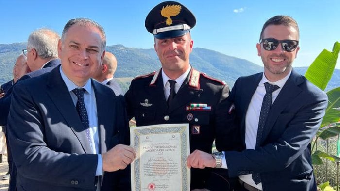 al comandante dei carabinieri di castellabate marco cesa il premio nassiriya