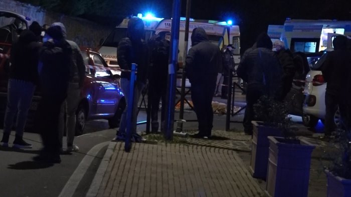 tragico incidente con lo scooter a pozzuoli muore 15enne ferita la fidanzata