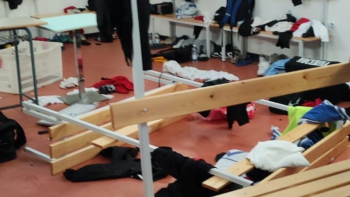 non gradisce la sostituzione sfascia gli spogliatoi la nocerina lo sospende