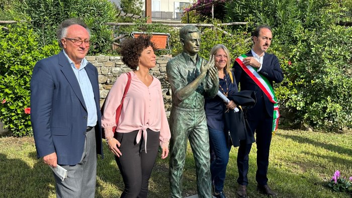 svelata a pioppi la statua dedicata al padre della dieta mediterranea ancel keys