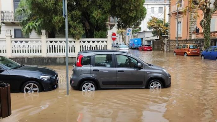 maltempo paura e disagi a napoli e salerno chiusa la stazione garibaldi