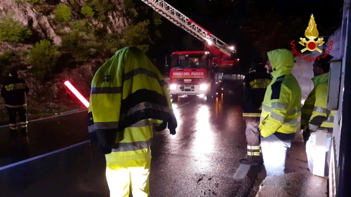 frana tra vietri e cetara il maltempo mette in ginocchio il salernitano