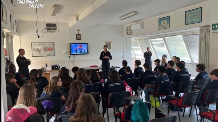 studenti di montecorvino a lezione di legalita con i reparti speciali dell arma