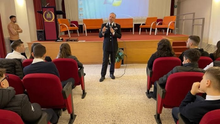 maddaloni studenti a lezione di storia d italia e ruolo arma dei carabinieri