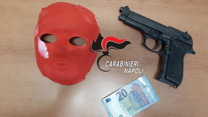 arrestato rapinatore mascherato della coppietta in cella per 20 euro