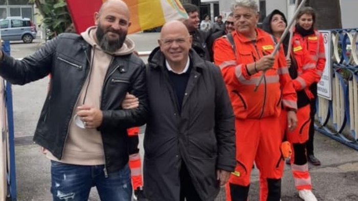 sorrento protesta in piazza di autisti e infermieri del servizio ambulanze