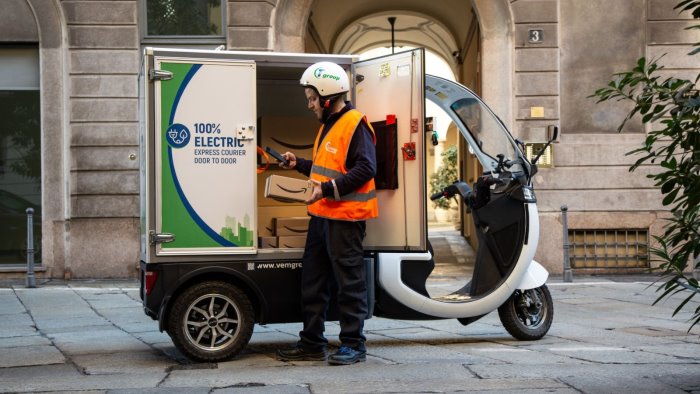 la lotta allo smog di amazon anche a napoli hub di micromobilita