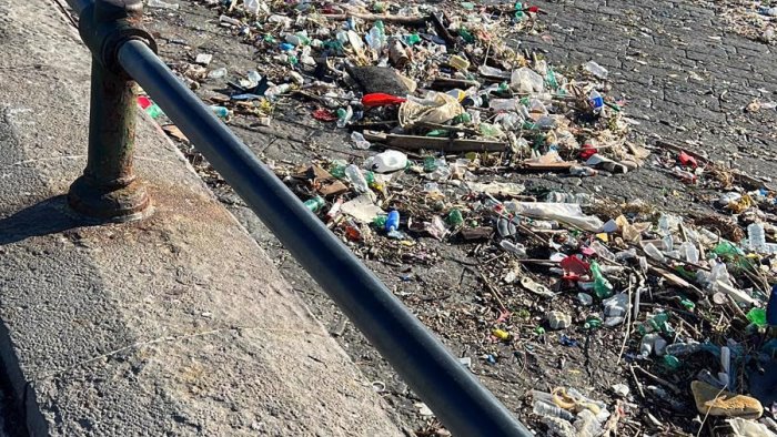 il mare vomita sulla spiaggia rifiuti e plastica l indignazione di borrelli
