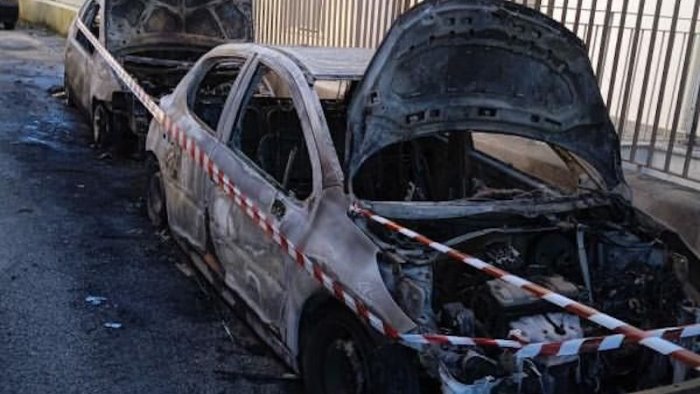 due auto in fiamme nella notte a sapri indagano i carabinieri
