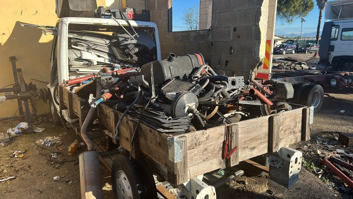 bambini tra i rifiuti nei campi rom 9 persone denunciate dai carabinieri