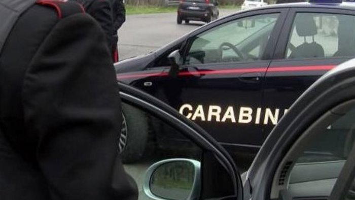 carabiniere libero dal servizio intercetta auto rubata due persone fermate
