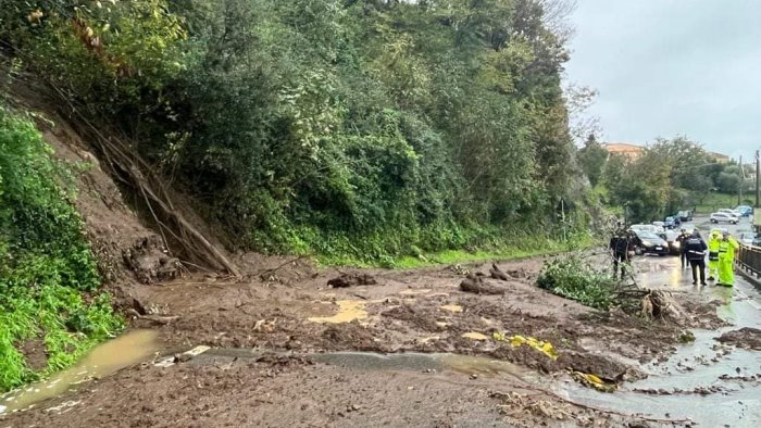 maltempo in costiera sorrentina frana sulla strada al nastro verde