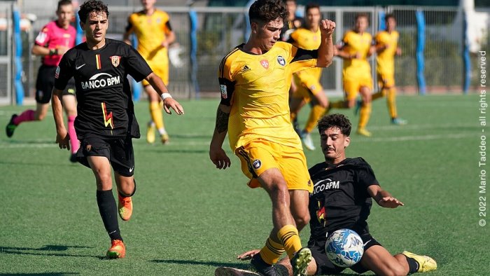 primavera pari a salerno primato solitario per il benevento