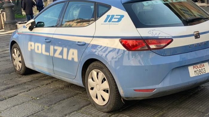 lite furiosa per una bicicletta due stranieri si massacrano di botte in centro
