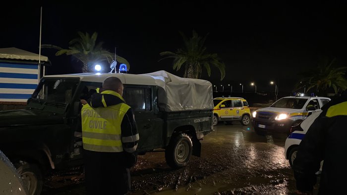 ischia la lunga notte di soccorsi tra fango e macerie controlli anti sciacalli