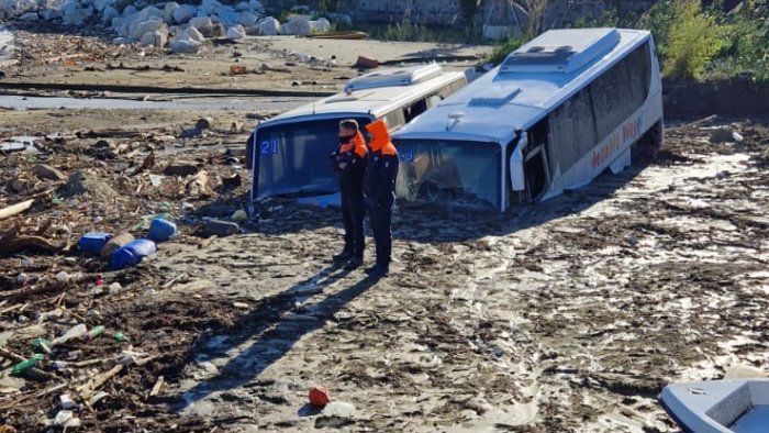 casamicciola il giorno dopo la spiaggia e diventata un cimitero di auto