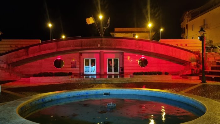 giornata contro la violenza delle donne illuminata di rosso piazza don boscaino