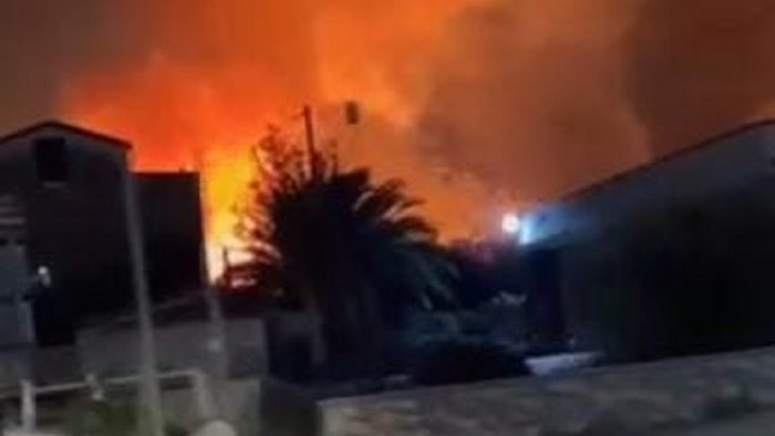 incendio ed esplosione al gasdotto paura a forchia il cielo e rosso