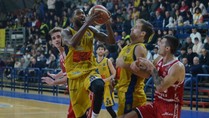 givova scafati basket vittoria chiave contro reggio emilia 61 59