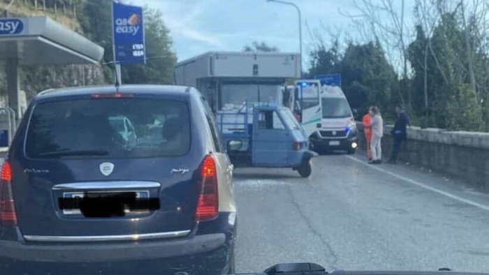 incidente a molina di vietri interviene un ambulanza traffico in tilt