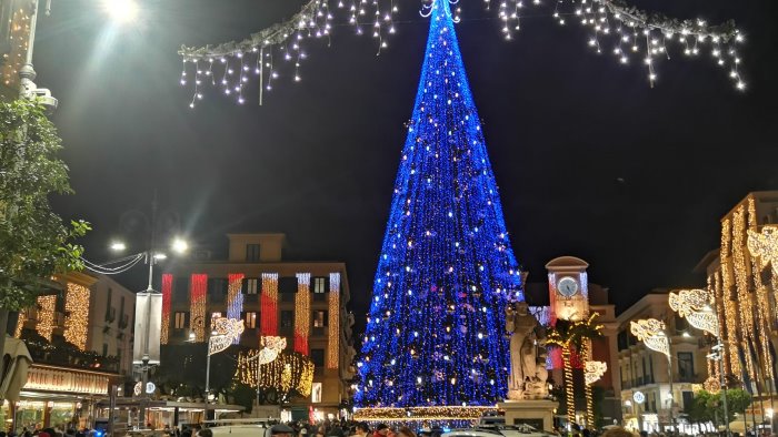 sorrento via alla kermesse di natale con l accensione dell albero in piazza