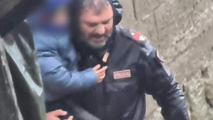 ischia meloni posta foto del poliziotto che salva bambino l italia vi e grata